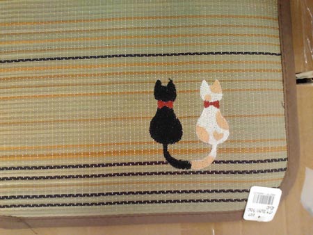 畳風のダサいクッションに猫の刺繍